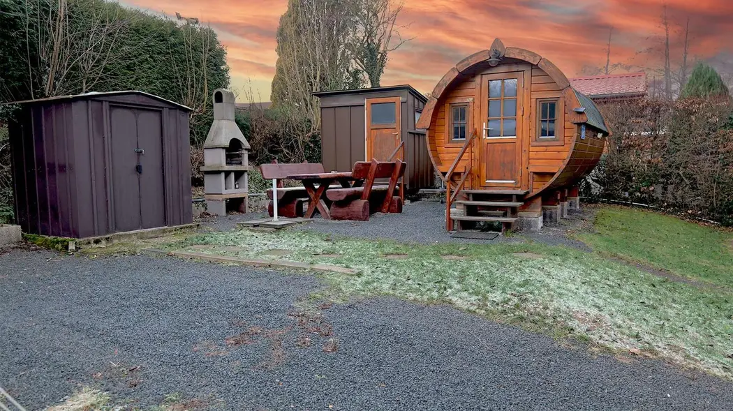 Sleeping barrel with hut, barbecue area and seating corner